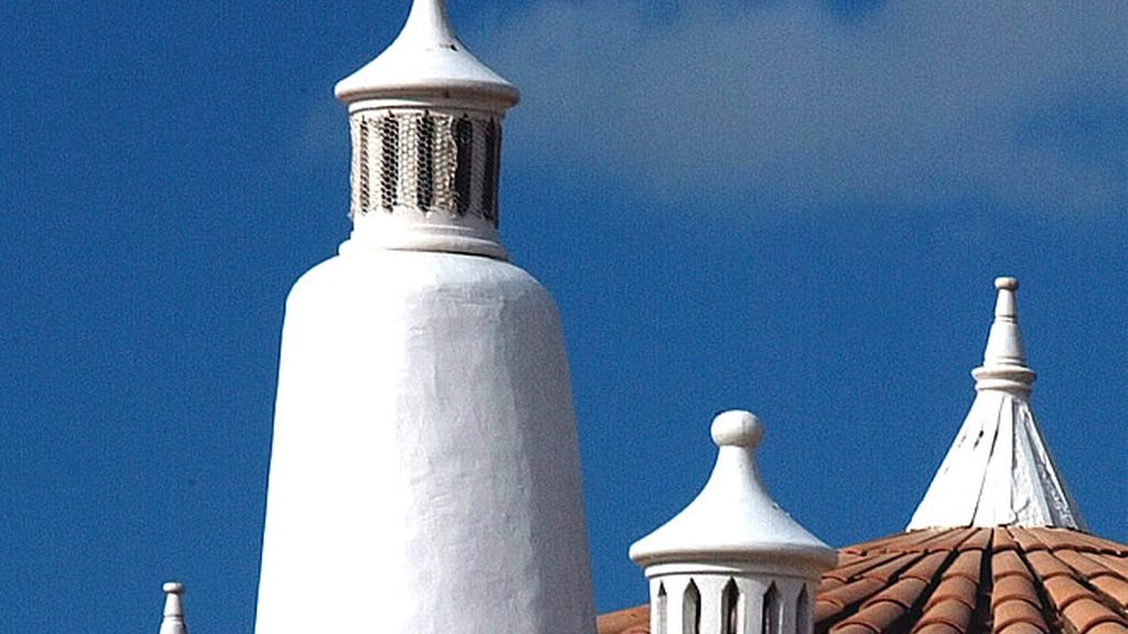 Típicas chimeneas de las casas rurales tradicionales del Algarve