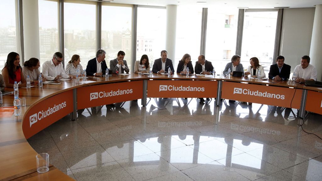 Ciudadanos cierra filas con Rivera en la estrategia de 