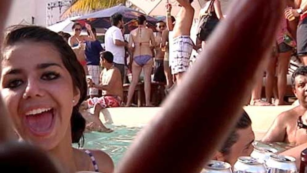 Chica de fiesta en el Caribe