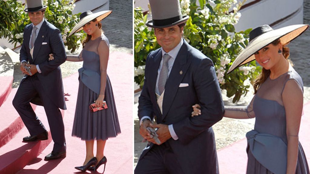 Lourdes Montes, con pamela, y Fran Rivera con chistera, a su llegada a la boda