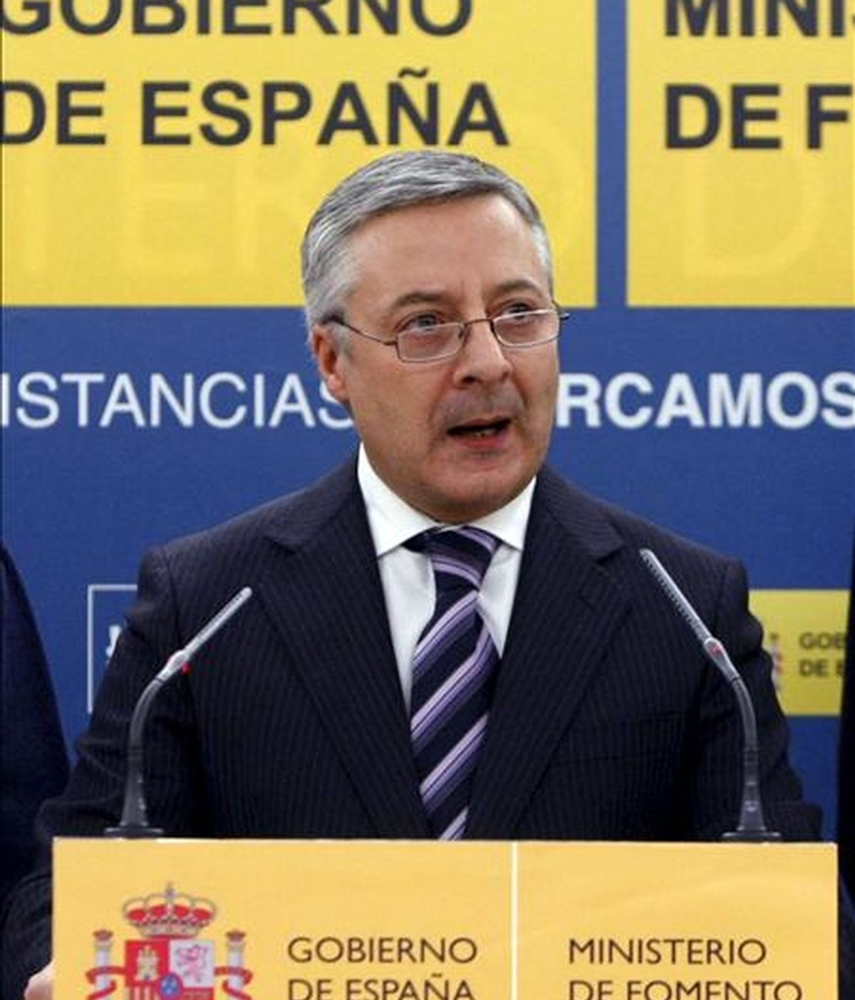 El ministro de Fomento, José Blanco, ha suspendido el viaje que tenía previsto iniciar este domingo a China, como consecuencia de la situación generada por los controladores aéreos en España. EFE