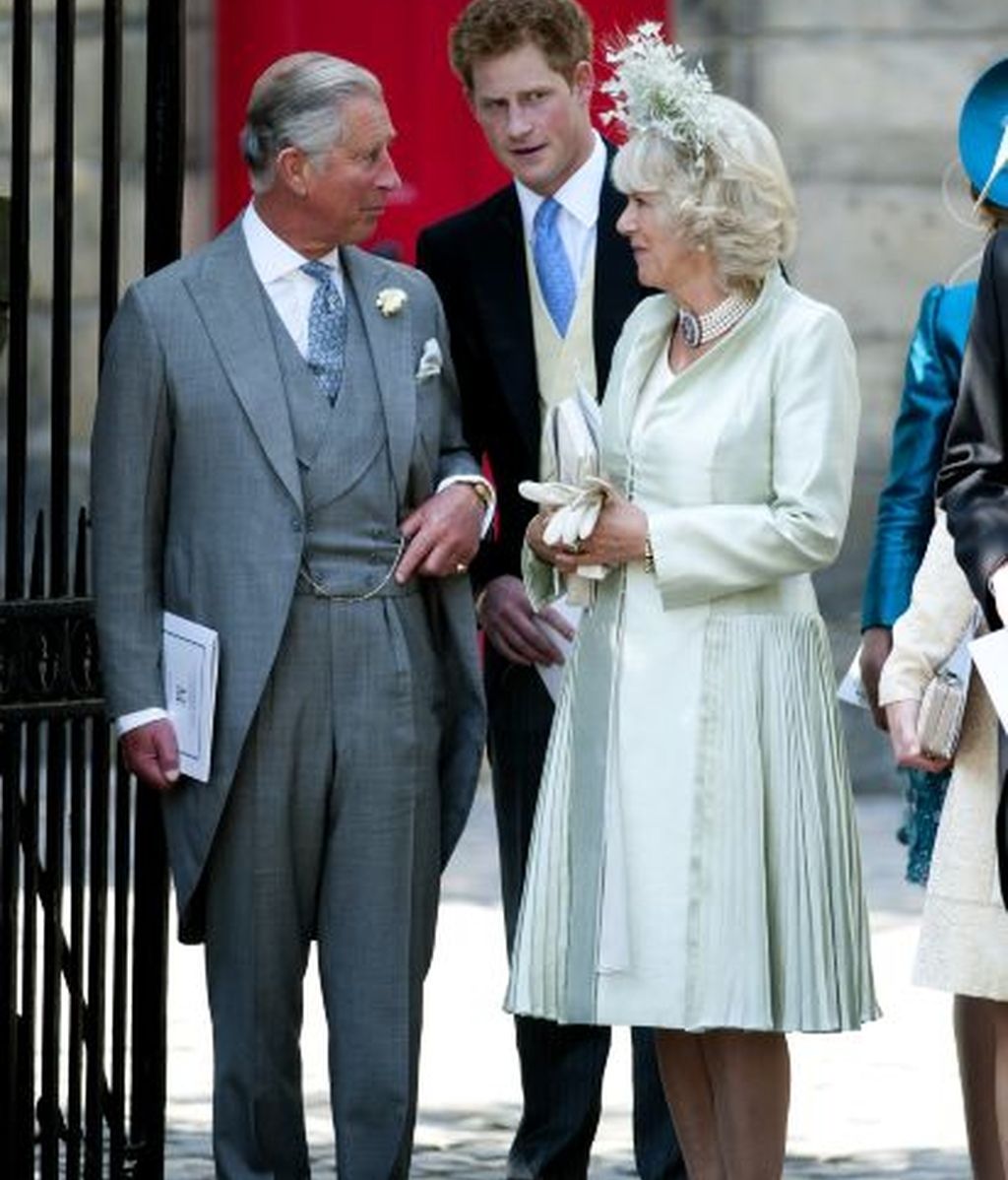 El príncipe Carlos, Harry y Camilla, a la salida de la ceremonia