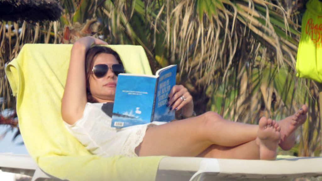 Elena Tablada se va de 'chupipandi' con su novio y sus amigas a las playas de Marbella