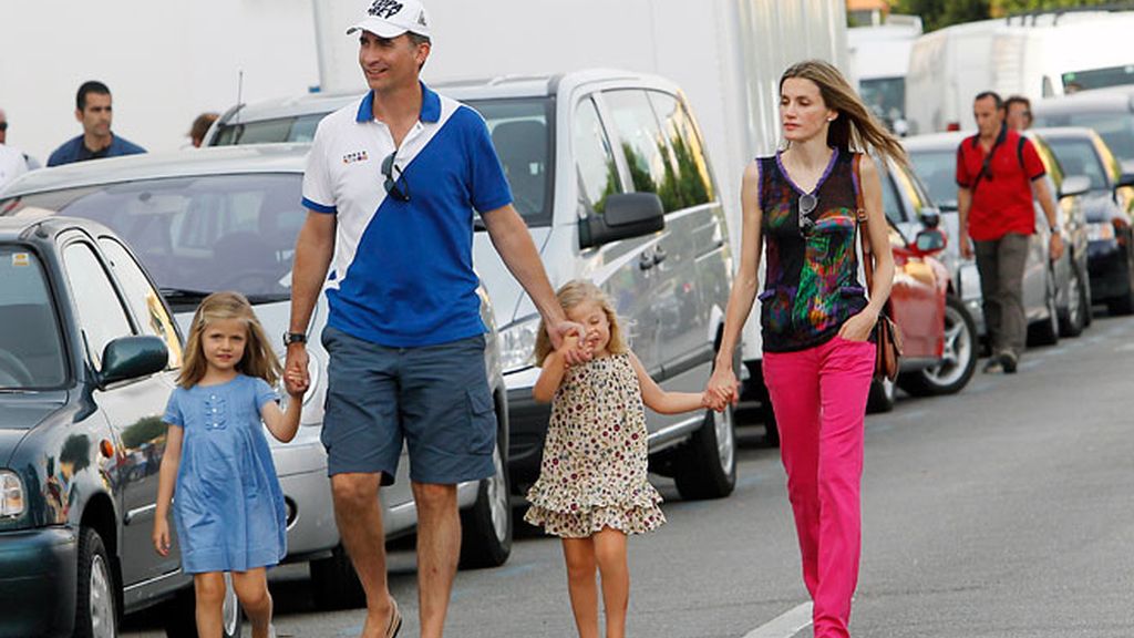 Letizia se atreve con el rosa fucsia para una noche rockera