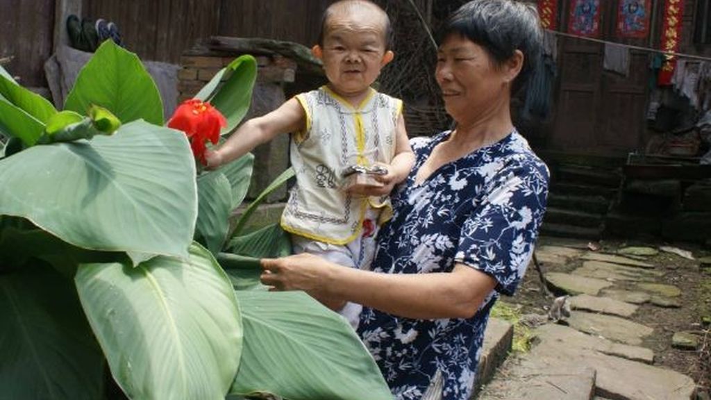 Un hombre de 76 centímetro puja por el trono del más pequeño del mundo