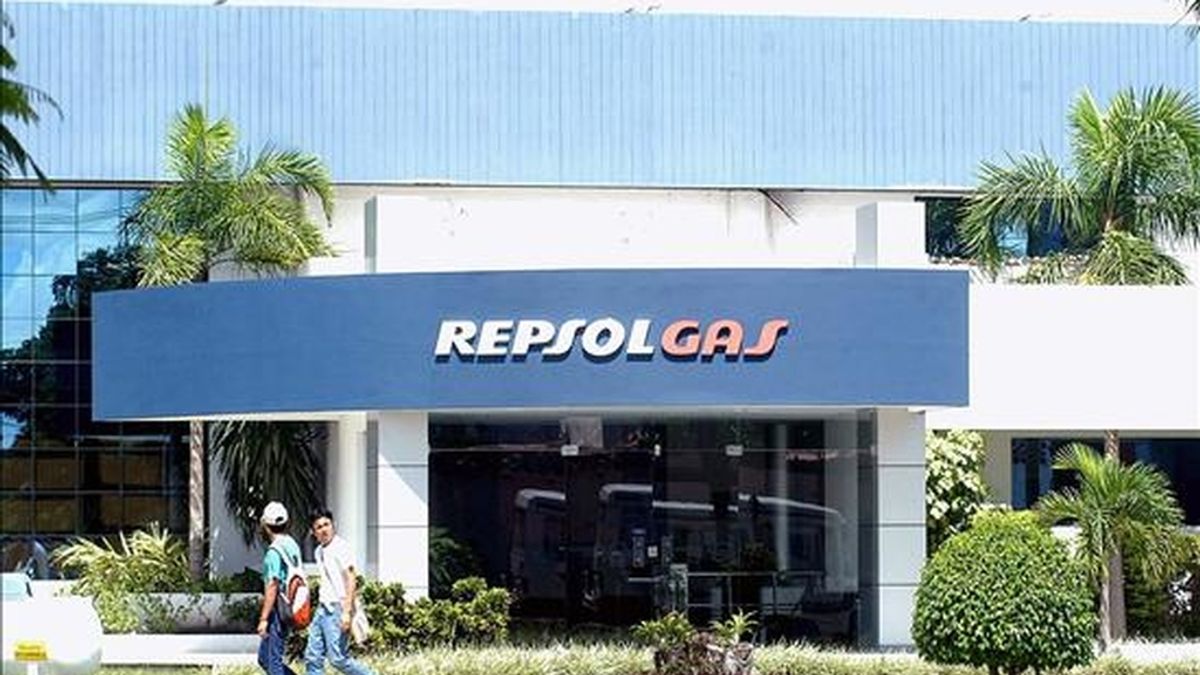 A finales de 2007 Repsol abrió un proceso para deshacerse de hasta un 45 por ciento de sus acciones en YPF. EFE/Archivo