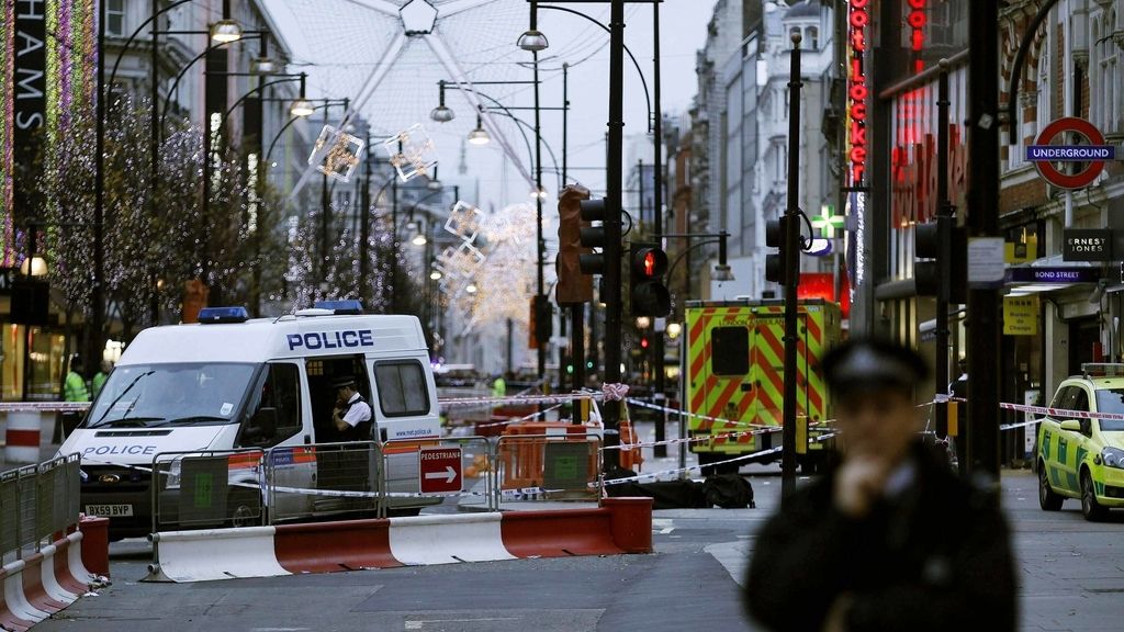 La policía londinense acordona la zona de Oxford Street en la que ha sido apuñalado un hombre