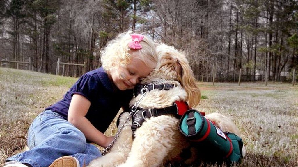 Con tres años, respira porque un perro le transporta el oxígeno