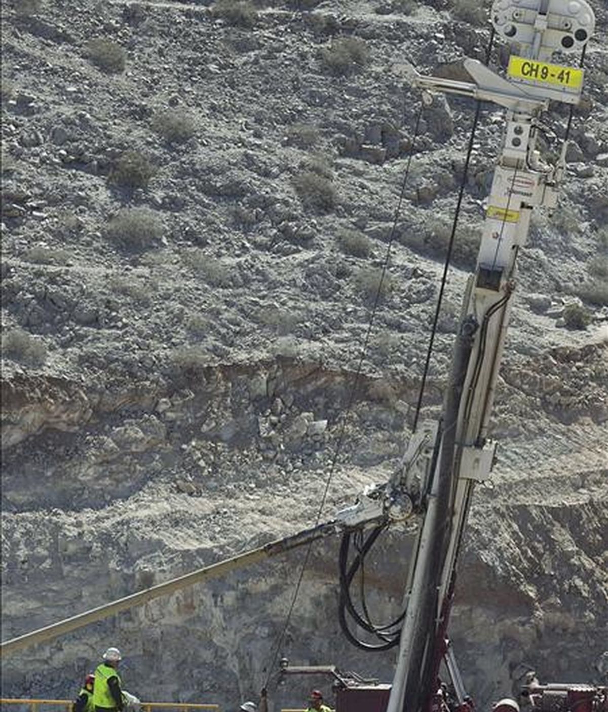 Miembros del cuerpo de rescate trabajan con la la máquina "Schramm T-130" del denominado "Plan B" para rescatar a los 33 mineros atrapados en la mina San José, en Copiapó. Esta máquina alcanzó 519 de los 632 metros que debe perforar para llegar a los mineros. EFE