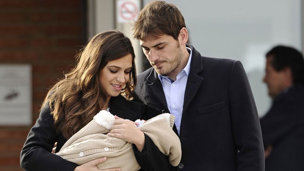 ¡Iker Casillas y Sara Carbonero nos presentan a su hijo Martín!