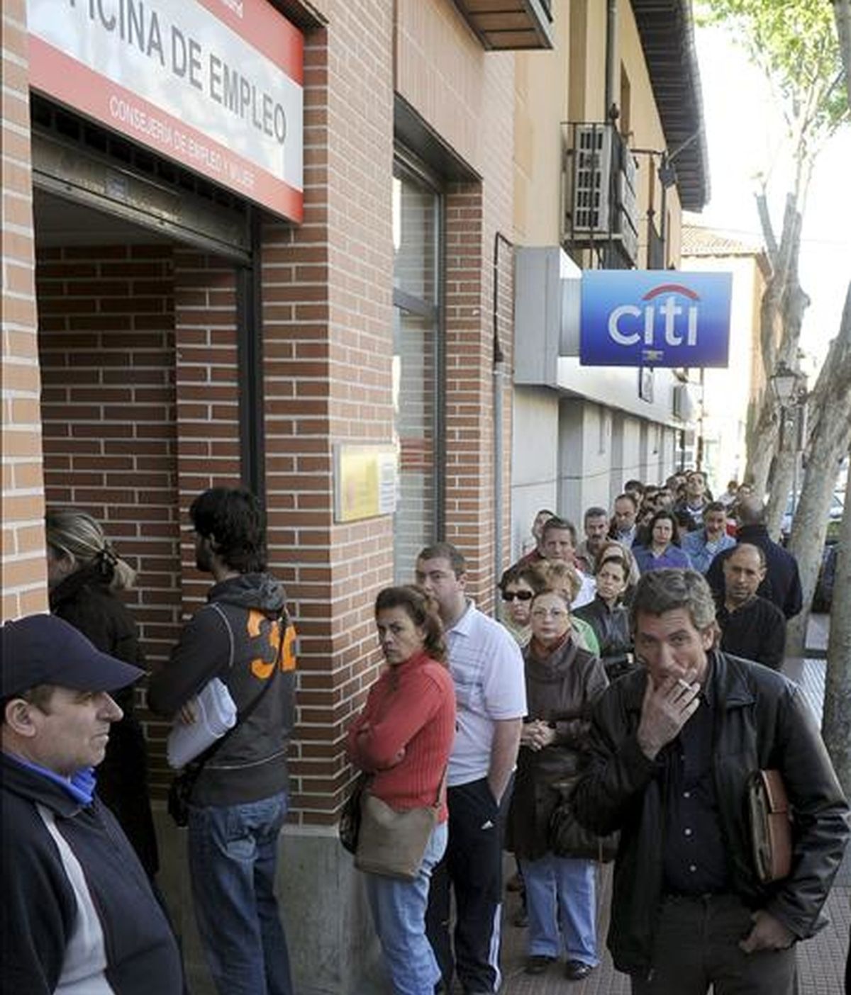 Desempleados hacen cola hoy frente a una oficina de empleo en Alcalá de Henares (Madrid). La tasa de paro aumentó 3,45 puntos hasta situarse en el 17,36% de la población activa en el primer trimestre del año y el número de desempleados alcanzó los 4.010.700, tras incrementarse en 802.800 personas en ese periodo, según la Encuesta de Población Activa (EPA) difundida hoy por el INE.  EFE