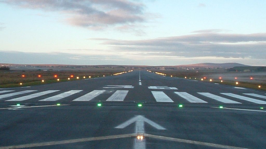 Dos coches cruzan la pista de un aeropuerto por culpa de 