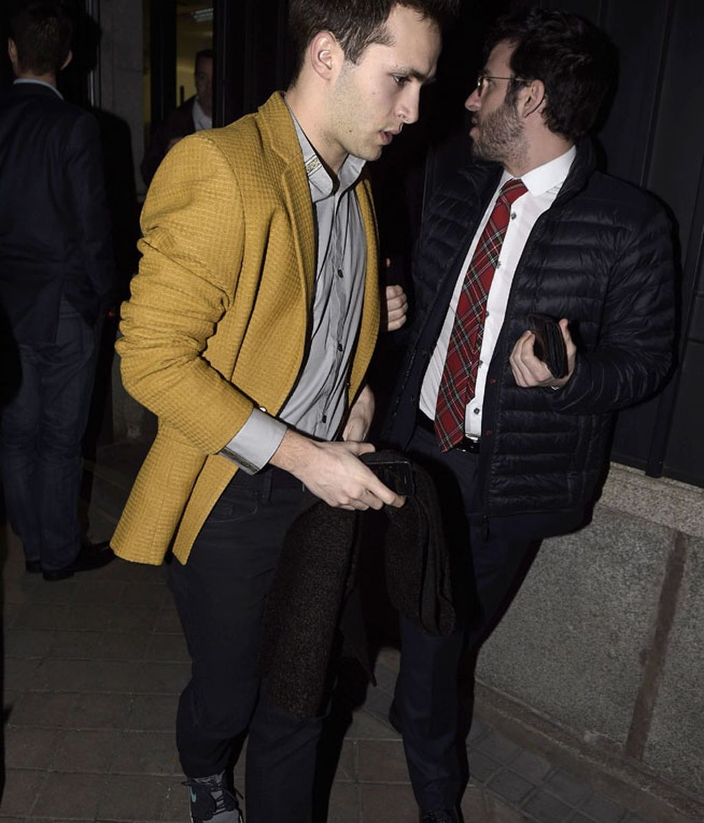 Ricardo Gómez, con un look sport y americana color mostaza