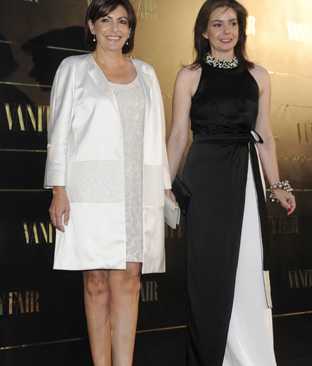La alcaldesa de París junto a Lourdes Garzón, directora de 'Vanity Fair'
