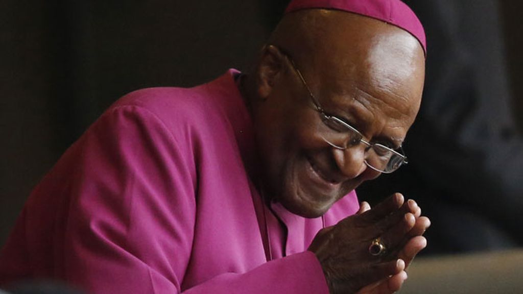 El ex arzobispo y Premio Nobel de la Paz, Desmond Tutu, rinde su homenaje al líder