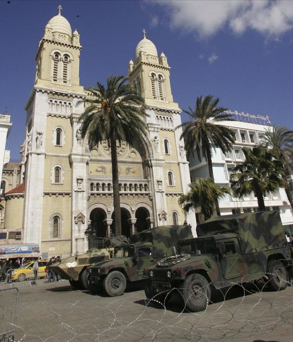 Vehículos militares custodian la catedral de Túnez durante durante una manifestación convocada para pedir un Túnez laico. EFE/Archivo