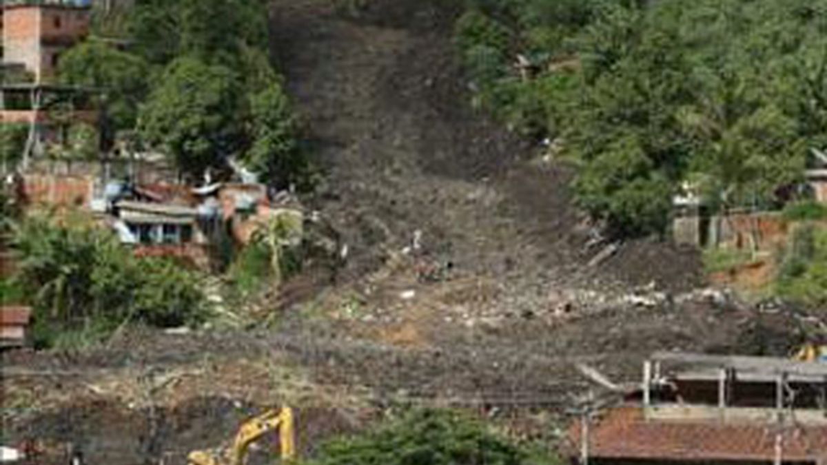 Los escombros podrían ocultar más víctimas. Foto: EFE.
