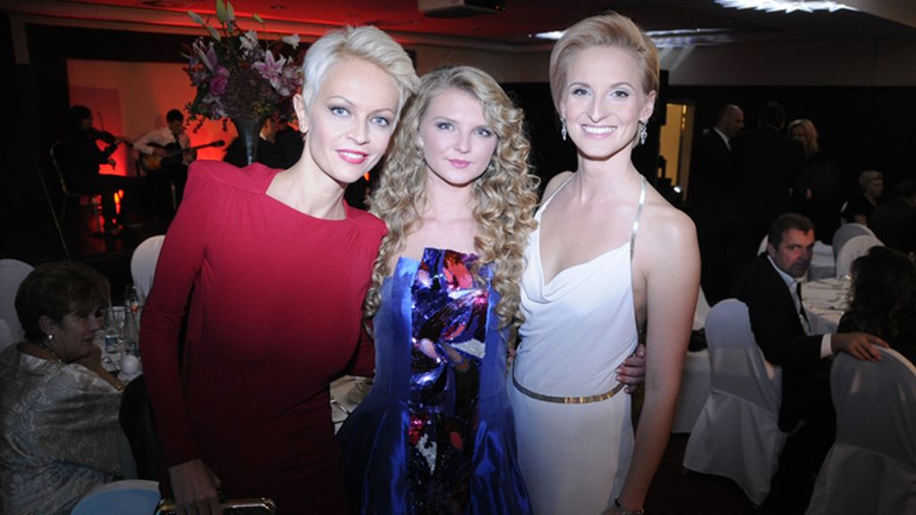 Las invitadas nos sorprendieron con sus elegantes looks