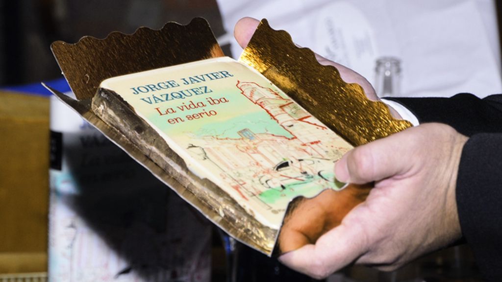 La editorial obsequió a su exitoso autor con un "sabroso" libro de oro