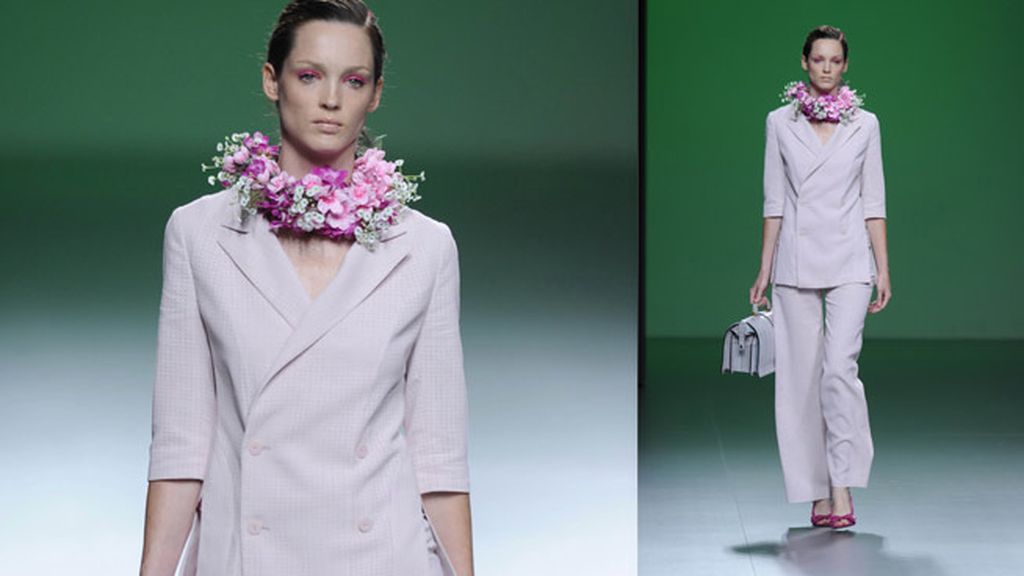 Declinar el gris y las flores, por Devota&Lomba