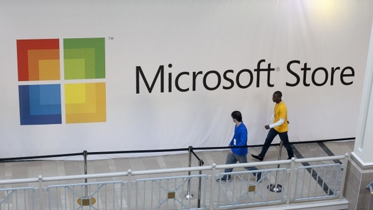 Gente caminando frente a una Microsoft Store en Nueva Jersey (EEUU)