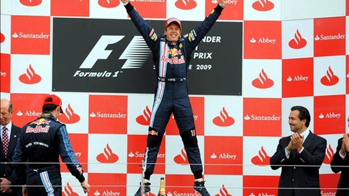 El alemán Sebastian Vettel (Red Bull-Renault) celebra en el podio tras imponerse de manera arrolladora en el Gran Premio de Gran Bretaña de Fórmula Uno, en el circuito de Silverstone. EFE