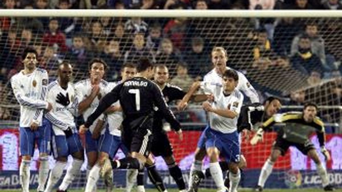 Cristiano Ronaldo marca su gol. Foto: EFE