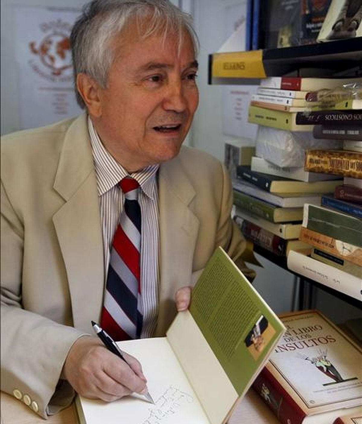 Pancracio Celdrán, firma ejemplares de su obra "El gran libro de la historia de las cosas" en la Feria del Libro de Madrid. EFE