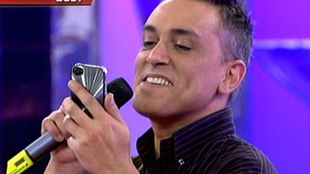El colaborador despliega sus dotes como cantante