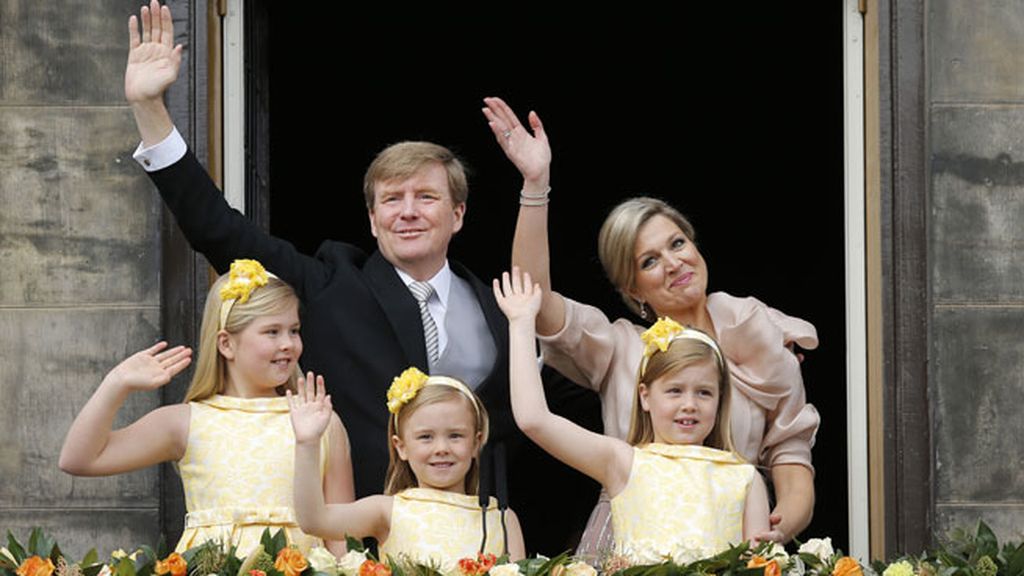 Guillermo Alejandro, rey de los Países Bajos, saluda a los ciudadanos