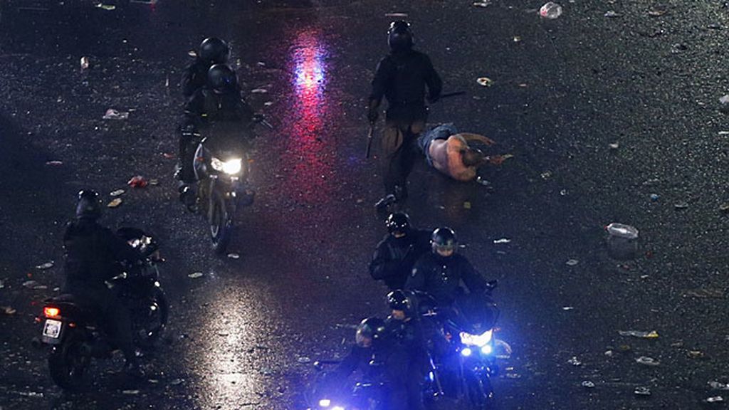 Lluvia de golpes y de piedras en la Plaza del Obelisco