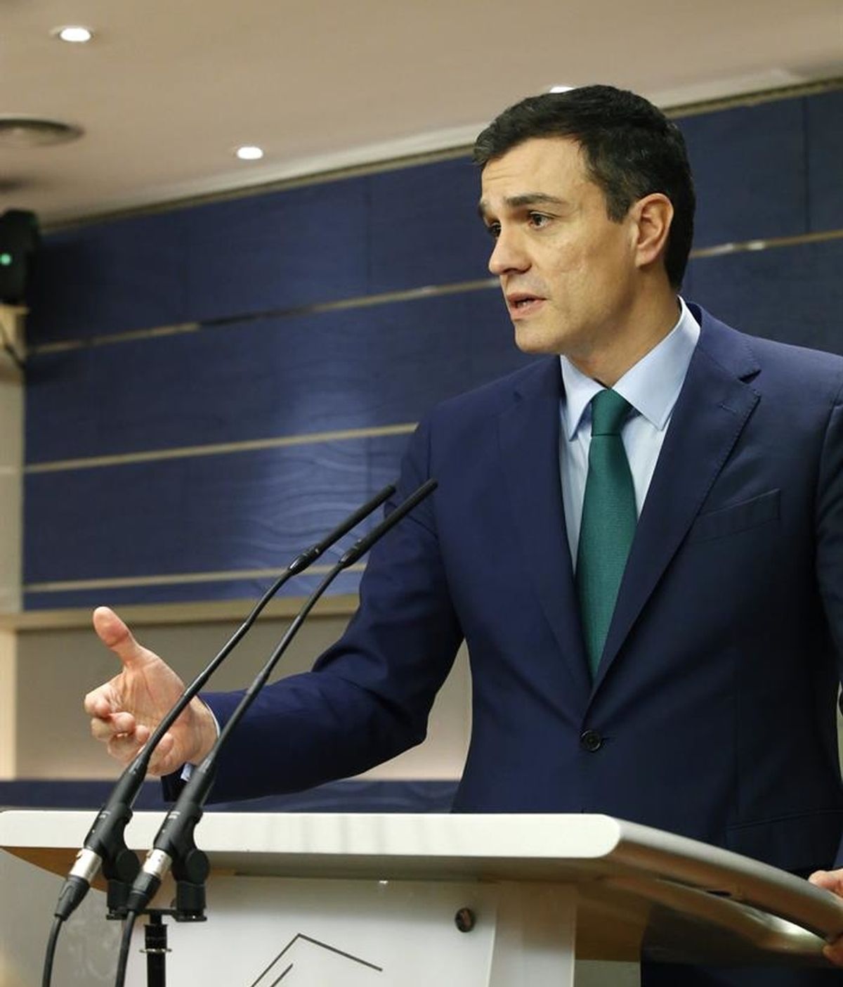Pedro Sánchez define como "útil" su reunión con Rajoy