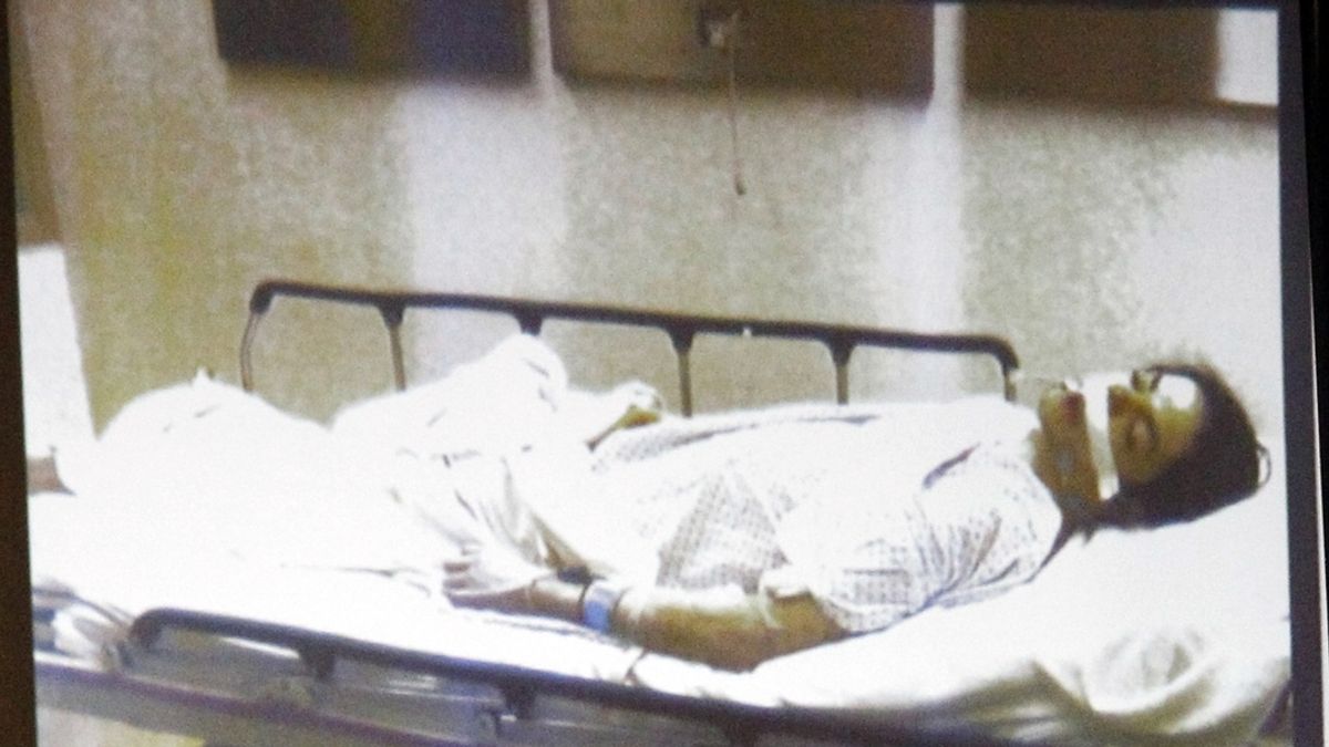 Michael Jackson yace muerto en una camilla en una imagen presentada en el juicio contra su médico