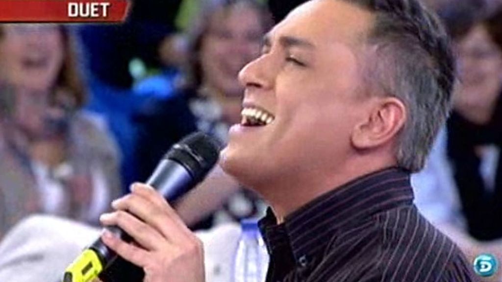 El colaborador despliega sus dotes como cantante