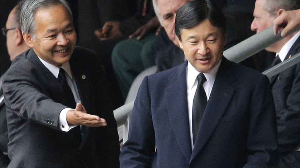 El Príncipe Naruhito acude a rendir homenaje al expresidente de Sudáfrica