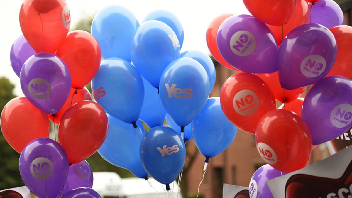 Partidarios del 'si' y del 'no' portan globos con sus lemas en un mitin en Glasgow, Escocia