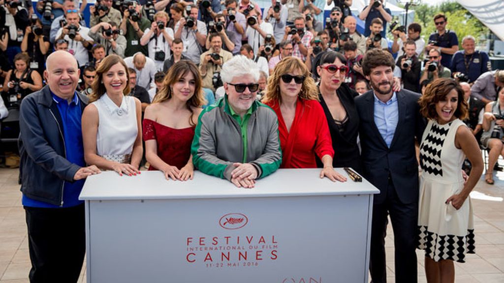 Emma, Adriana, Rossy, Michelle e Inma, junto al director en la alfombra