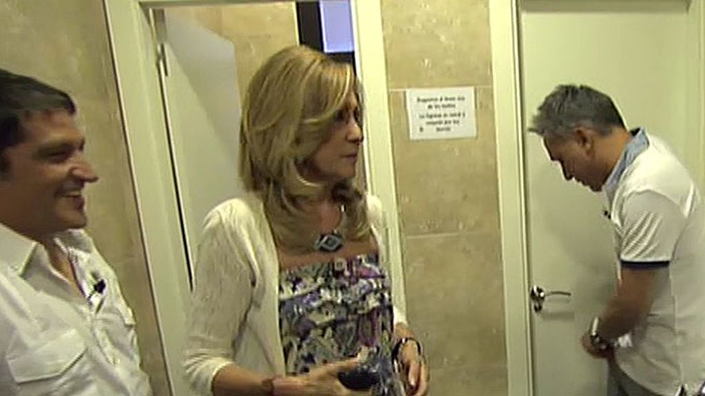 Los colaboradores intentaban que Yurena saliera del baño y alguién sacó la escobilla...