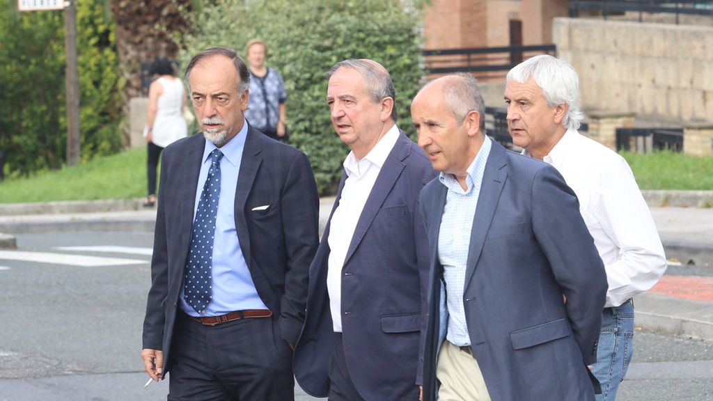 Sus compañeros de partido y amigos arropan a la familia