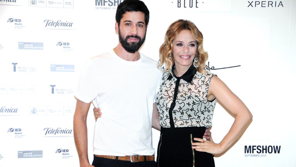 María Adánez, incondicional de Moisés Nieto, se pasó por el kissing room para felicitar al diseñador