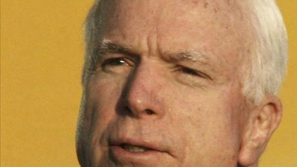El viaje de McCain, su segundo desde 2008 cuando se presentó como candidato presidencial del Partido Republicano, se produce en unos momentos en que los republicanos han recuperado el control de la Cámara de Representantes, lo que en teoría facilitaría la aprobación del TLC. EFE/Archivo
