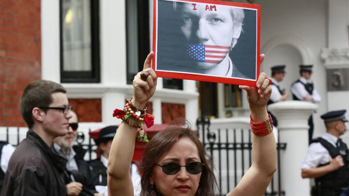 Muestras de apoyo a Julian Assange en la embajada de Ecuador en Londres
