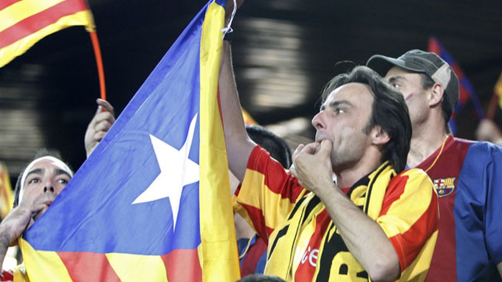 Las aficiones de Athletic y Barça tapan con una monumental pitada el himno nacional
