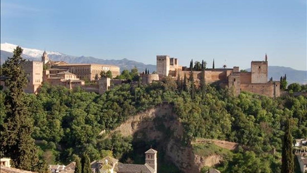 Vista porámica de La Alhambra de Granada desde el Mirador de San Nicolás, en el barrio de Albaicín. EFE/Archivo