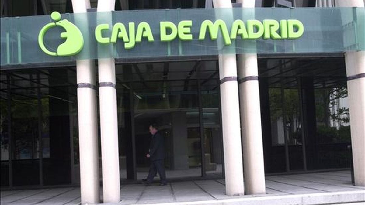 Logotipo de Caja Madrid en la fachada de la sede, situado en el Paseo de la Castellana de Madrid. EFE/Archivo