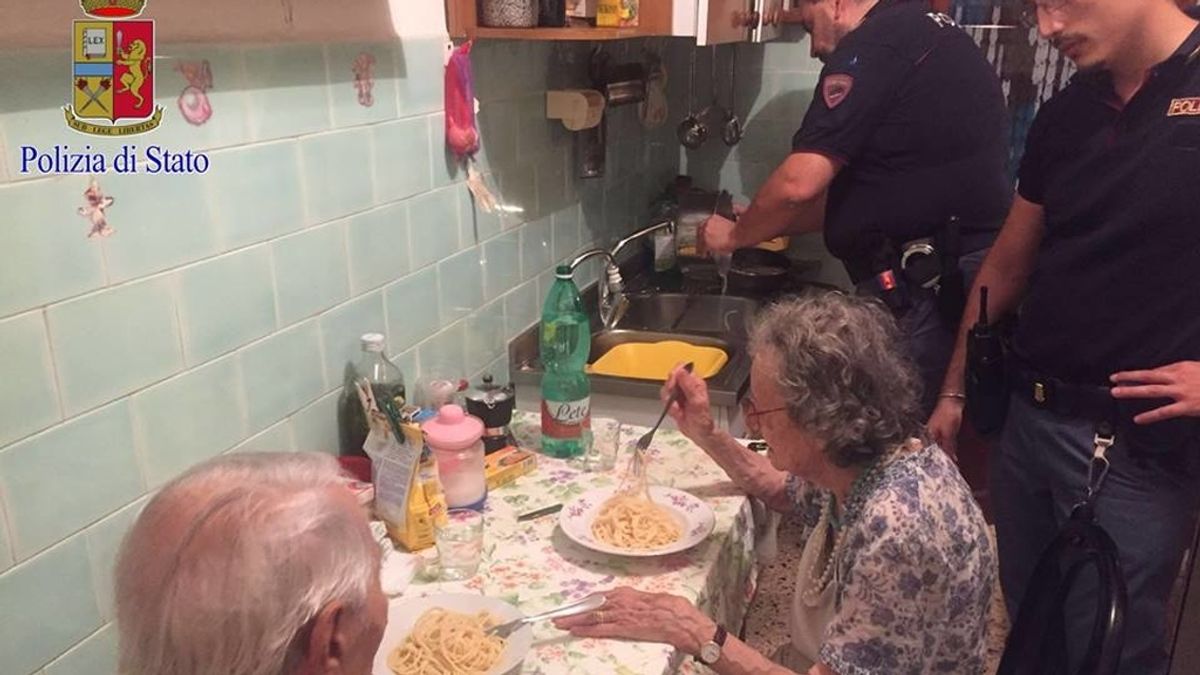 El emotivo gesto de la Policía italiana con una pareja de ancianos que conmueve al mundo