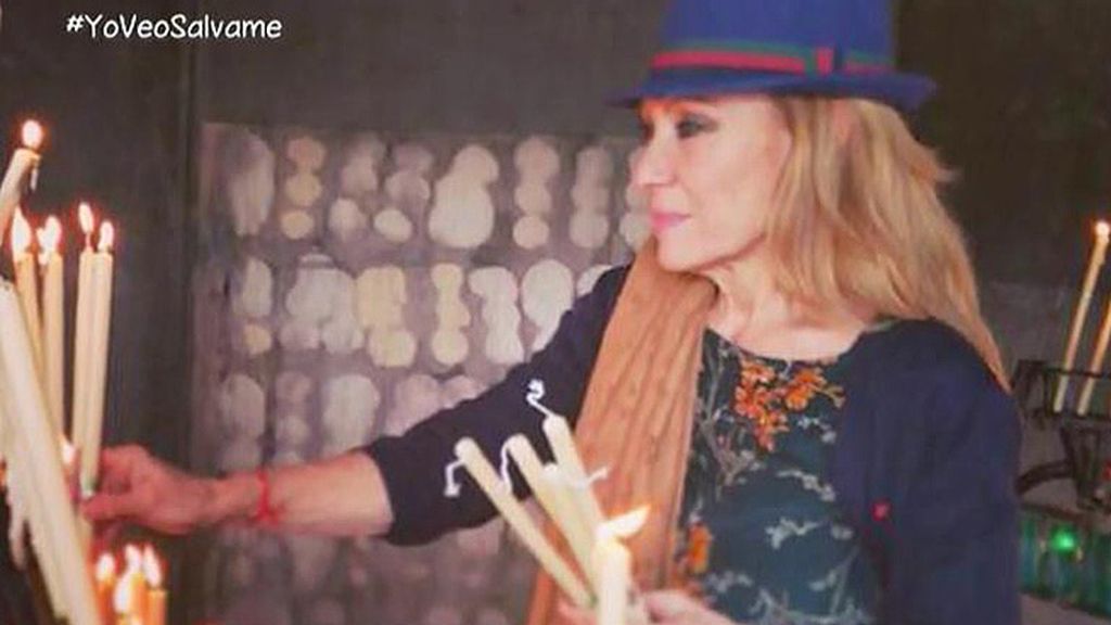 Los colaboradores bromean con los sombreros que ambas lucían