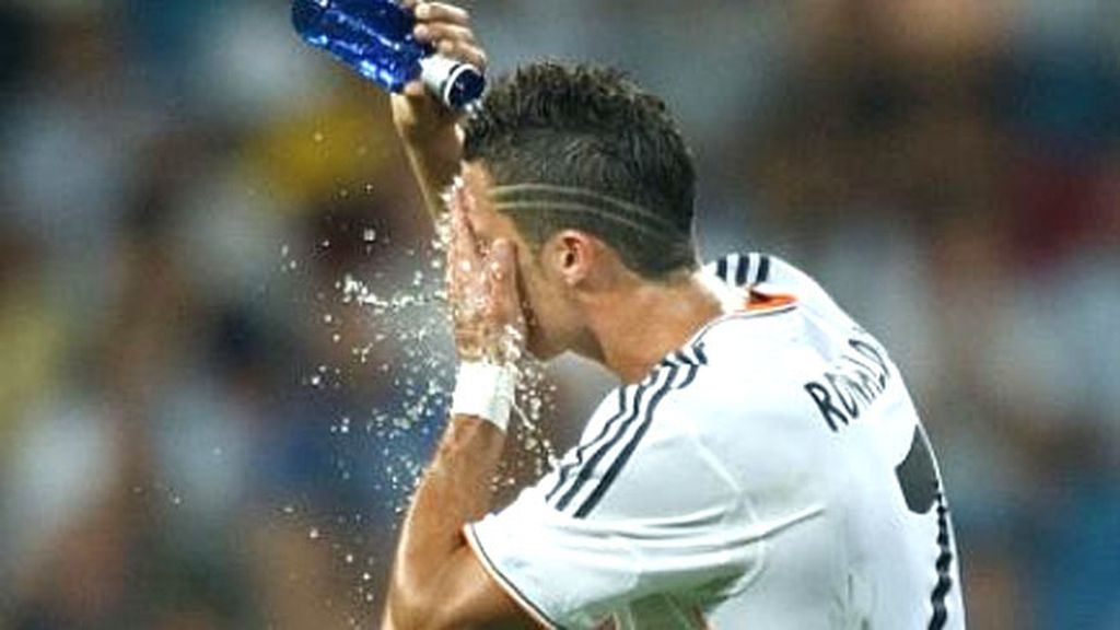 En el lateral, en el flequillo, doble raya...