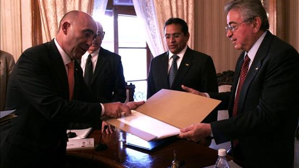 Los alcaldes de la ciudad española de San Fernando y la mexicana de Guanajuato (centro) sellaron hoy su hermanamiento, con el que ensalzan, respectivamente, el bicentenario de Las Cortes de Cádiz y el de la Independencia mexicana.EFE Los alcaldes de la ciudad española de San Fernando y la mexicana de Guanajuato (centro) sellaron hoy su hermanamiento, con el que ensalzan, respectivamente, el bicentenario de Las Cortes de Cádiz y el de la Independencia mexicana.EFE