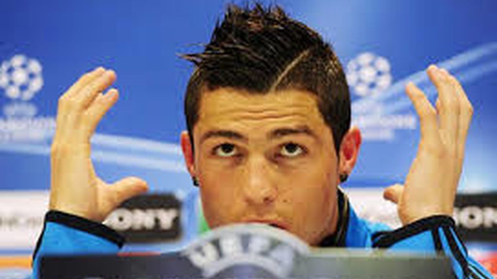 En el lateral, en el flequillo, doble raya...